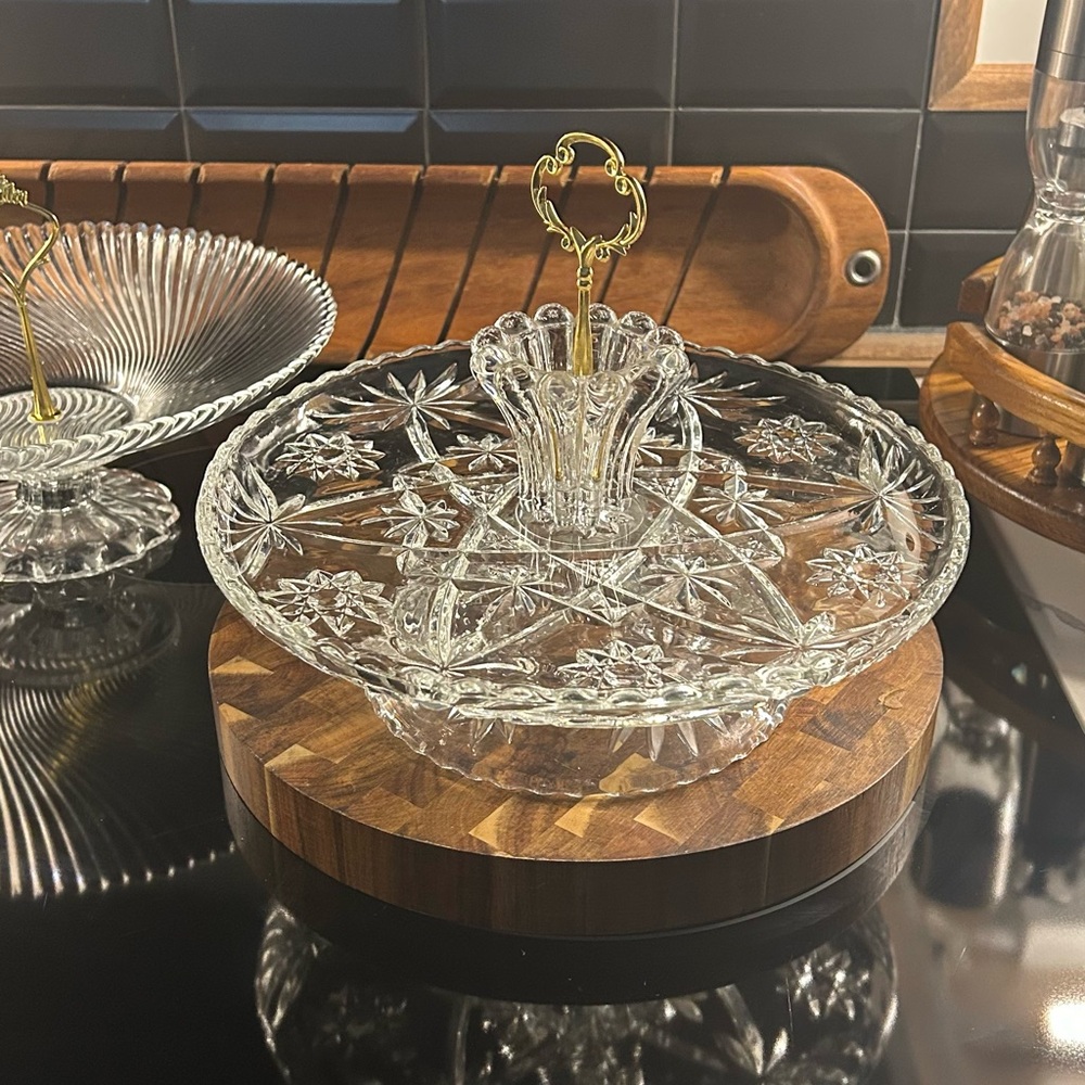 Elegant Glass Cake Stand with Gold Handle - Picture 8 of 8